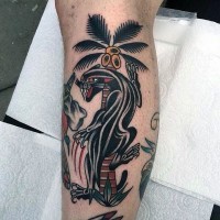 Tatuaje en la pierna,
palmera con pantera negra, estilo de dibujos viejos