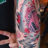 Alte-Cartoon-Stil gefärbter böser blutiger Hai Tattoo am Unterarm