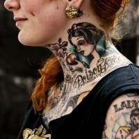 Tatuaje en el cuello, Blancanieves con manzana, dibujo precioso multicolor