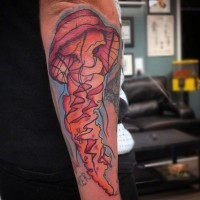 Tatuaje en el antebrazo, medusa linda de color