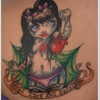 Tatuaje  de chica zombi juguetona con corazón en la cadera