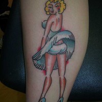 Tatuaje en la pierna, chica rubia seductora