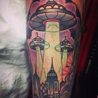 Tatuaje en el antebrazo, naves extraterrestres en la ciudad de comics