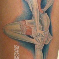 antico cartone animato colorato bellissima donna con scritto tatuaggio su coscia