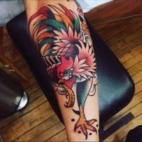 vecchio cartone animato colorato gallo con fiori tatuaggio su gamba