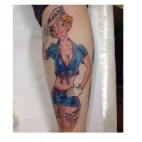 Farbiges sexy Pin Up Mädchen wie aus alter Cartoon Tattoo am Arm