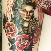 Tatuaje en el muslo, 
 mujer misteriosa con cuernos de ciervo