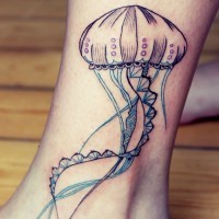 vecchio cartone multicolore medusa tatuaggio su caviglia