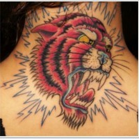Alter cartoonischer mehrfarbiger brüllender Tiger Gesicht Tattoo am Hals