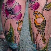 Tatuaje en la pierna, flores sutiles y pájaro hermoso, diseño de acuarelas