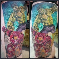 Alte-Comic-Bücher Stil farbiges Oberschenkel Tattoo mit Hulk, der mit Iron Man kämpft
