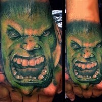 Alte-Comic-Bücher farbiges wütendes Hulks Gesicht Tattoo an der Hand