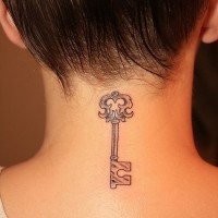 Tatuaje en el cuello, llave antiguo  único