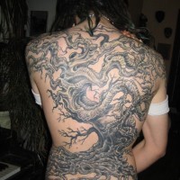 Tatuaggio grande sulla schiena l'albero con la radice