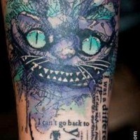 cartone animato vecchia fata grande testa di gatto colorato tatuaggio su braccio