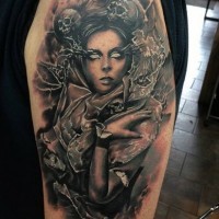 Tatuaje en el brazo, mujer bruja misteriosa, colores negro y blanco