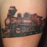 Velho olhando tatuagem colorida vermelha do velho trem a vapor