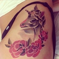 Tatuaje en el muslo, unicornio  joven fantástico con flores