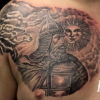 Tatuaje en el pecho,  guerrero antiguo simple y sol sonriente