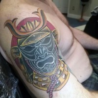 Tatuaje en el brazo, máscara negra de samurái, estilo old school