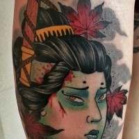 Oldschool großes farbiges Bein Tattoo mit asiatischem Gesicht der Frau