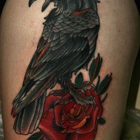 Oldschool große farbige natürlich aussehende Krähe Tattoo am Oberschenkel mit roter Rose