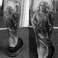 Oldschool schwarzweißer Engel Tattoo am Bein mit schwarzem Kreuz