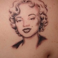 Tatuaje en el omóplato, simple retrato de Marilyn Monroe