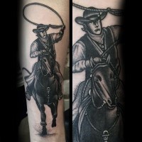 Oldschool schwarzweißes Tattoo mit Cowboy undPferd  am Arm
