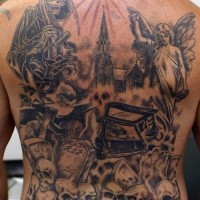 Oldschool schwarzer und weißer gruseliger Friedhof Tattoo am ganzen Rücken mit dem Tod und Engel