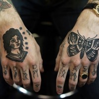 Oldschool schwarzweißes Porträt des Mannes mit Schmetterling Tattoo an den Händen mit Schriftzug