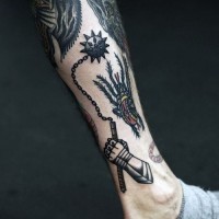 Tatuaje en la pierna, arma medieval con mano de caballero, old school