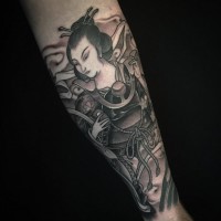 Tatuaje en el antebrazo, mujer samurái de colores negro blanco