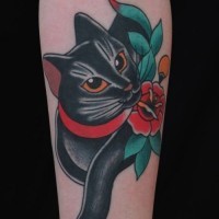 Tatuaje en el antebrazo,
 gato con cinta roja