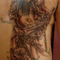 Tatuaje en el pecho, 
 samurái enfadado con espadas, estilo asiático