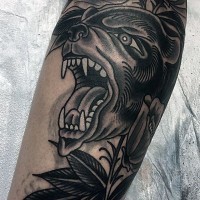 Tatuaje en la pierna, oso feroz peligroso, old school negro blanco