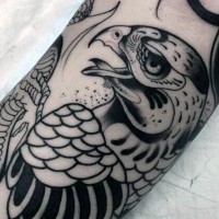 Ol school schwarzes Unterarm Tattoo mit süß aussehendem Adler