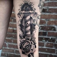 Oldschool schwarzer Leuchtturm Tattoo am Oberschenkel mit großer Rosen