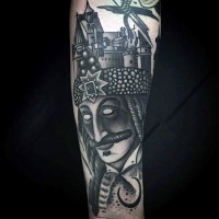 Tatuaje en el brazo, 
hombre misterioso con castillo en lugar de sombrero