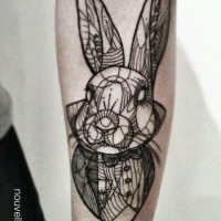 Tatuaje en el antebrazo,
conejo estupendo estilizado, tinta negra