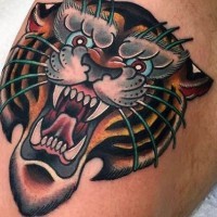 Tatuaje de cabeza de tigre furioso, old school