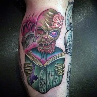 Oldschool cartoonisches gruseliges lesendes Zombie Tattoo am Bein