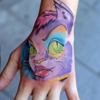 Oldschool im Cartoon Stil farbiges lustiges Hand Tattoo mit fantastischer Katze