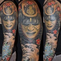 Tatuaje en el brazo, máscara fascinante de guerrero asiático