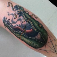 vecchia scuola colorato testa  alligatore con nastro strappato tatuaggio su gamba