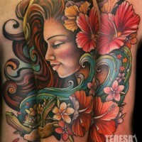 Oldschool schönes farbiges Porträt der Frau Tattoo auf der Schulter mit Blumen und Schlange