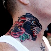 Tatuaje en el cuello, pantera negra con rosa roja, estilo old school tradicional