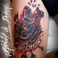 Tatuaje en el muslo, 
 lobo loco en sangre con flechas y inscripción