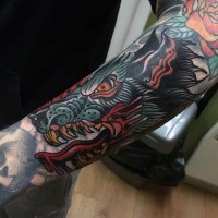 Tatuaje en el antebrazo, lobo demoniaco espeluznante, old school multicolor