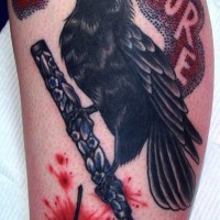 Tatuaje en la pierna,
cuervo con pluma y frase, estilo old school